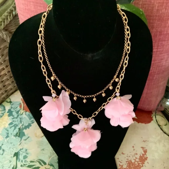 LILLY PULITZER NECKLACE 🩷 CASCADING PETALS- SOFT PINK TROPICS NECKLACE/GOLD - Picture 5 of 15